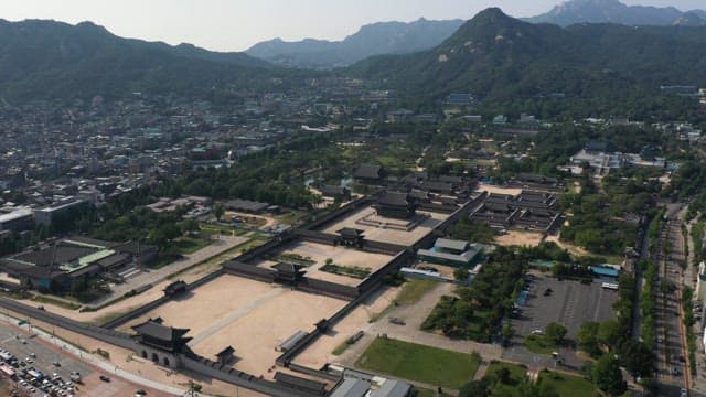 Gyeongbokgung Palace in Harmony with a Modern City