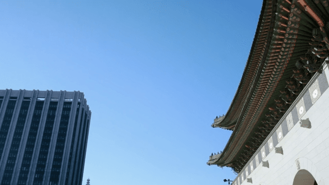 Contrast Between Traditional and Modern Architecture