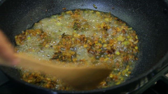 Frying green onions in oil and seasoning them