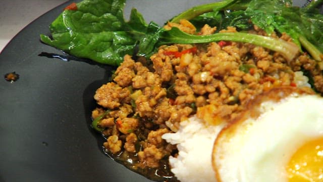 Spinach rice bowl with fried egg and stir-fried meat