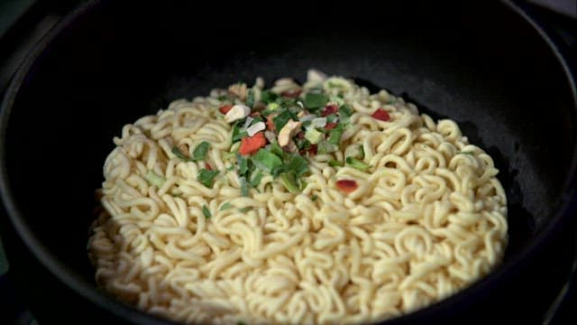 Putting the ramyeon powder in hot pot