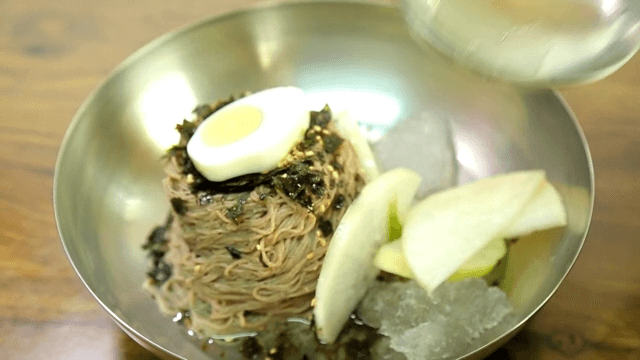 Korean cold noodles with dongchimi and egg