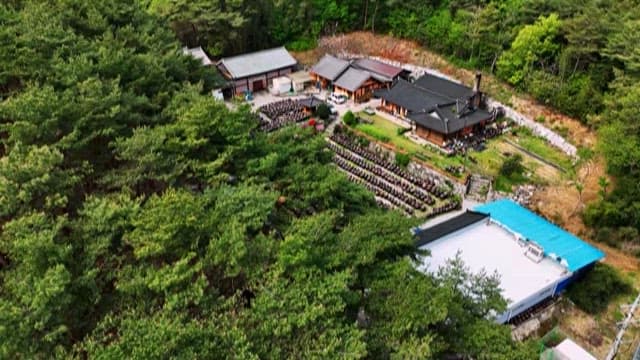 Rustic House with Traditional Jangdokdae in Rural Area