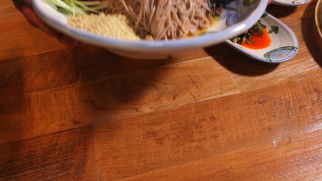 Buckwheat noodles with avocado and oil
