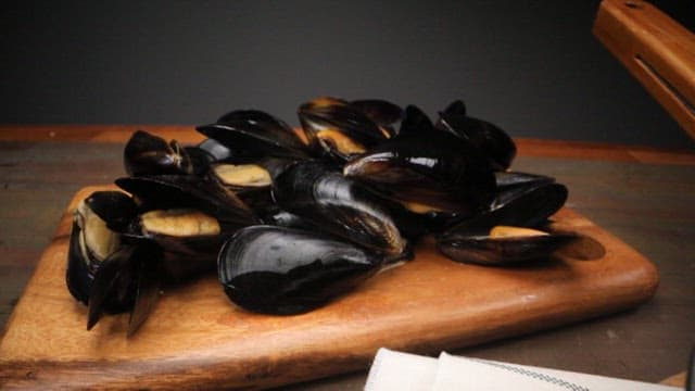 Fresh mussels and frying pan with mussel gambas and bread