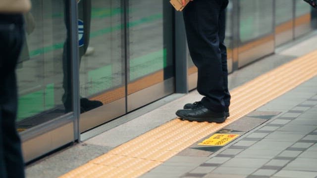 Screen doors open and people riding the subway