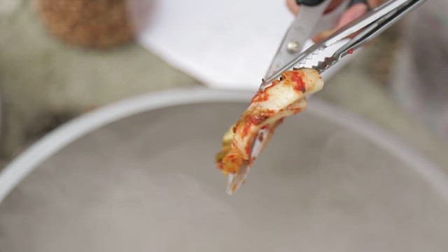 Cutting kimchi and adding it to cheonggukjang