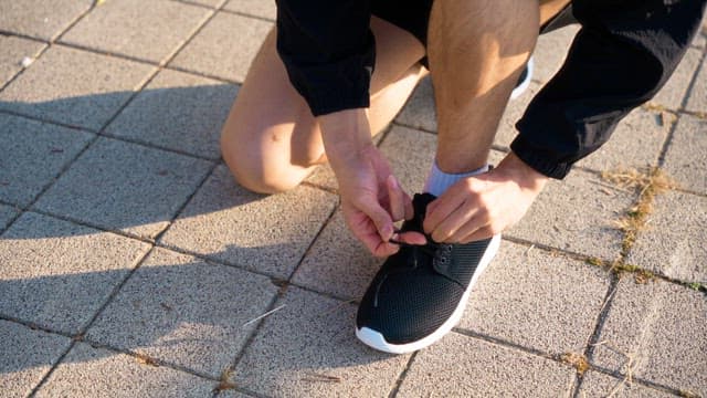 Man who ties shoelaces