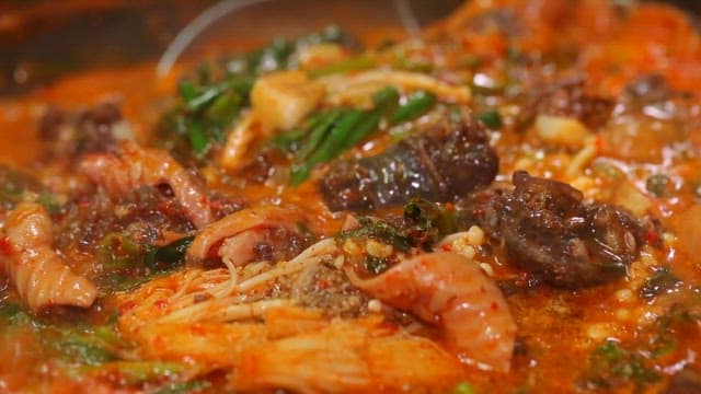 Boiling intestine stew made with sundae, mushrooms, and vegetables