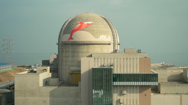 Nuclear power plant with two cooling towers