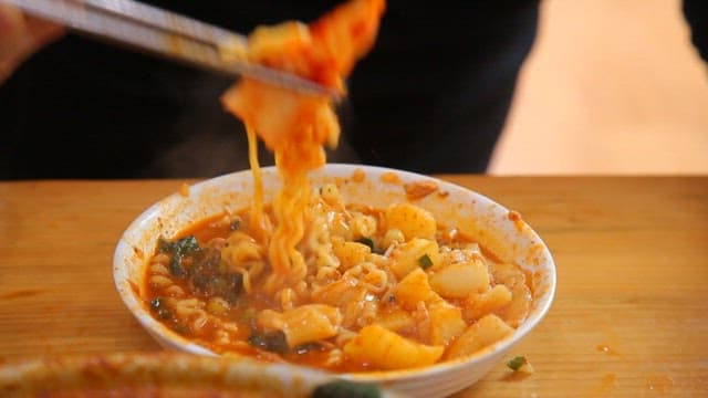 Ramyeon and hand-pulled dough topped with kimchi