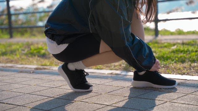 Woman who ties shoelaces