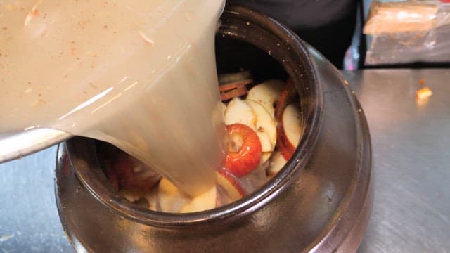 Cooking Process to Make Sweet and Sour Broth with Apples