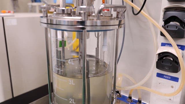 Liquid cylinder device in operation in a laboratory
