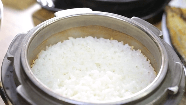 Steaming rice in a single-serving rice cooker