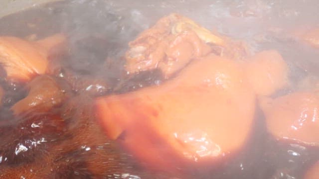 Pig's feet in boiling broth