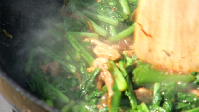 Stir-fry pork and fresh young radish leaves in a pan