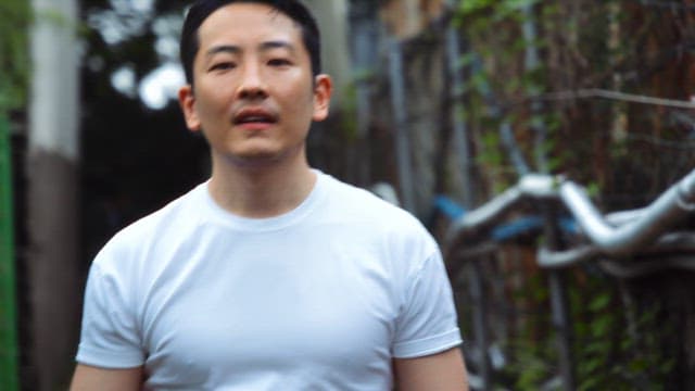Man preparing to fight in an alley