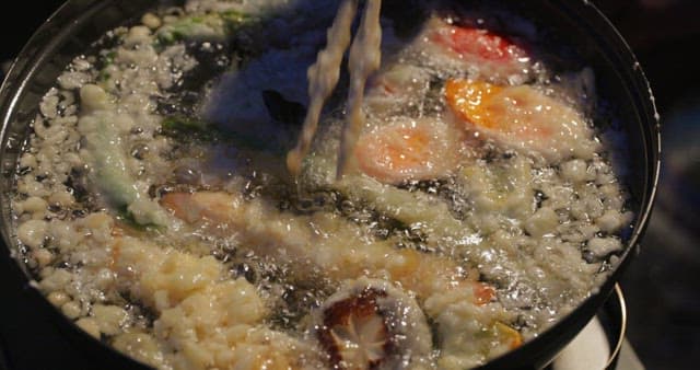 Cooking seafood and vegetables in a hot pot