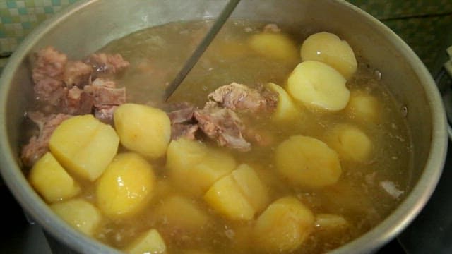 Braised pork backbone with clear soup served in an hot pot