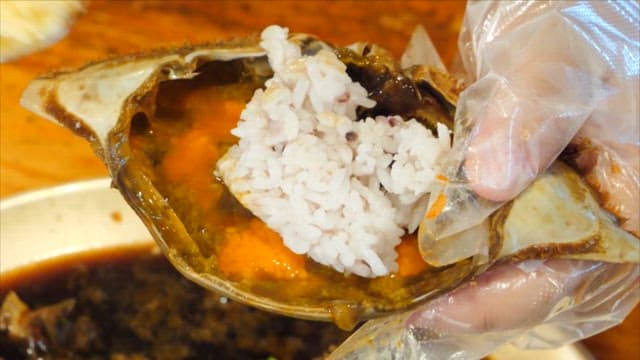 Eating rice mixed with the shell of soy sauce marinated crab