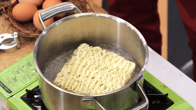 Putting ramyeon in a boiling pot