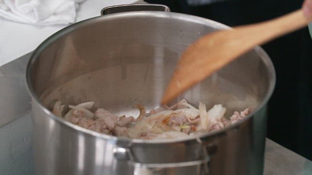 Stir-frying hijiki and meat in a pot