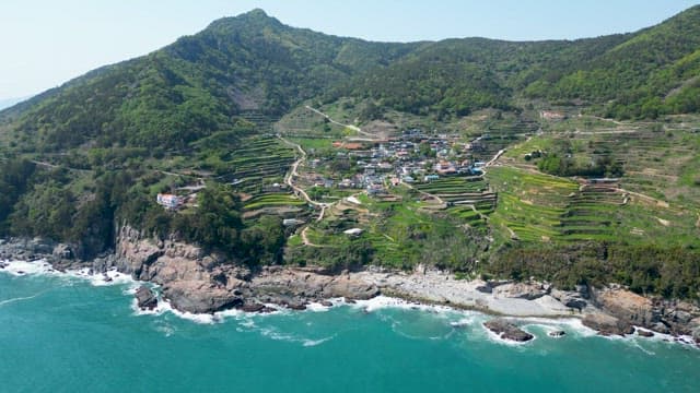 Picturesque Daraengi Village and Cliff Coast