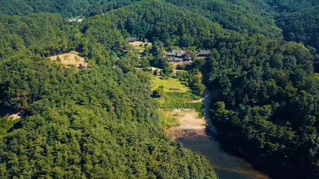 Serene Hanok in Harmony with the Mountains