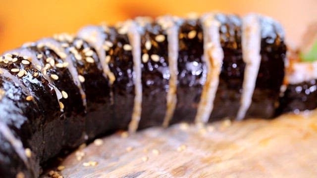 Spicy dombe gimbap sprinkled with sesame seeds