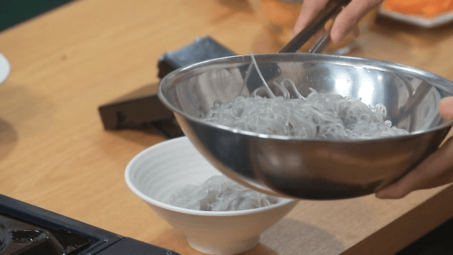 Prepare boiled glass noodles in a metal bowl