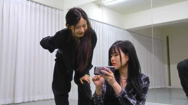Dancers Watching Practice Videos with Feedback