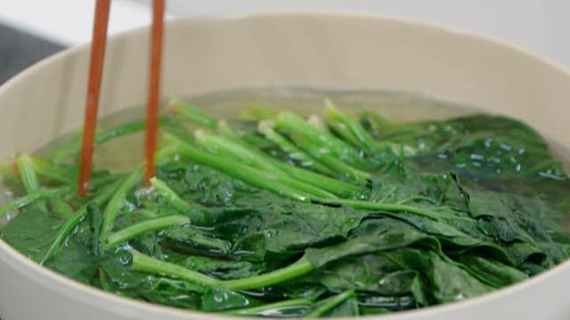The process of blanching spinach