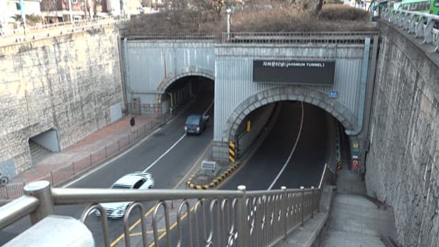 Entrance and stairs of the crowded Jahamun Tunnel during the day