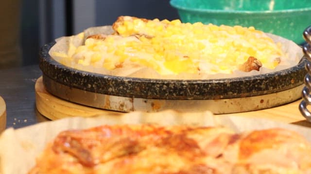 Potato chips on top of a appetizing pizza