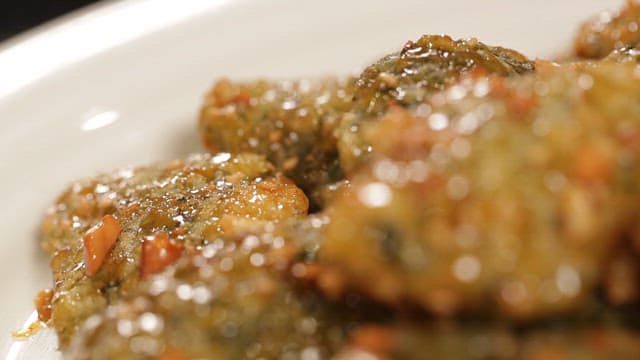 Gangjeong made with beeswax rice cakes with nuts and syrup