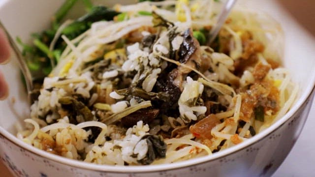 Mixing bibimbap with fresh vegetables