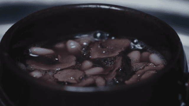 Ssanghwatang with nuts and egg yolks