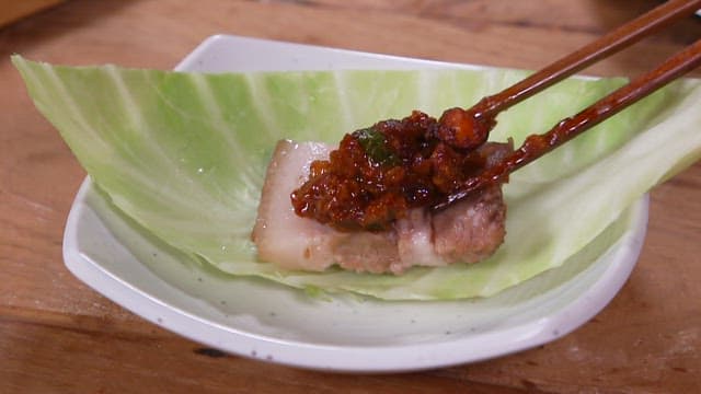 Fresh lettuce wrap with pork and spicy sauce
