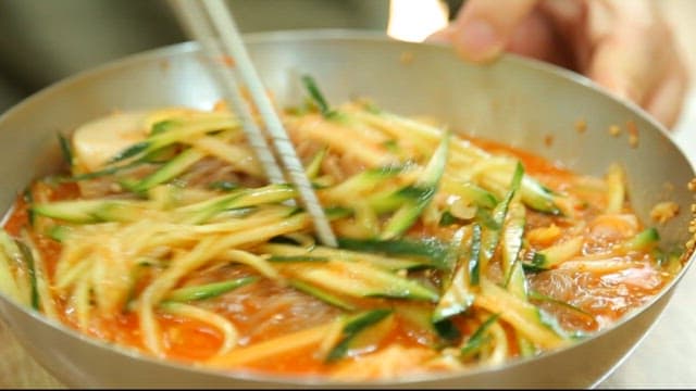 Stirring cold buckwheat noodles with chopsticks