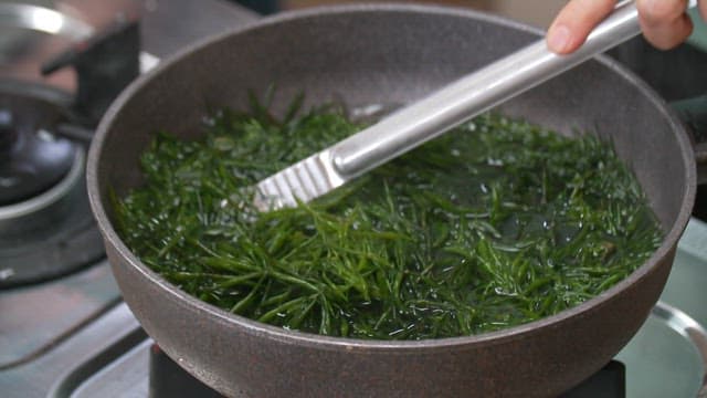 Boiling hijiki in a pot on a gas stove
