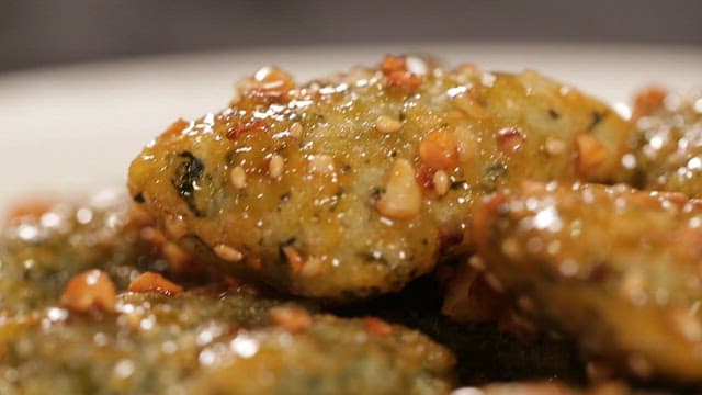 Gangjeong made with beeswax rice cakes with nuts and syrup