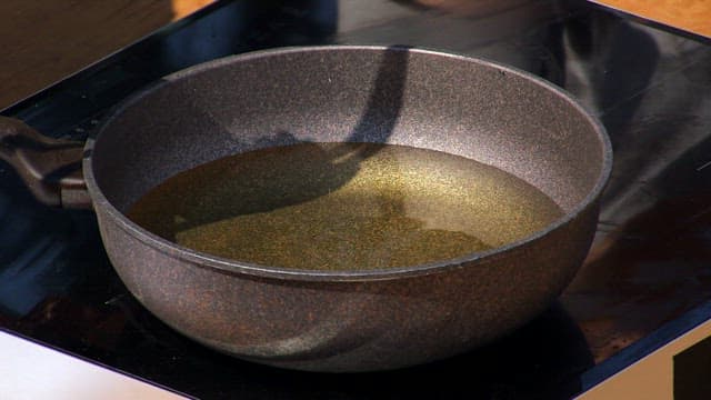 Deep-fried webfoot octopus batter in hot oil