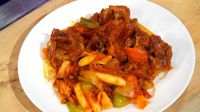 Spicy braised pork backbone sprinkled with green onions