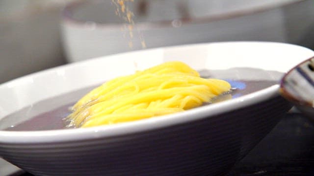 Black soybean noodles with peanut powder