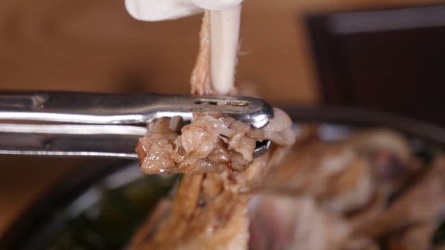 Boiled pork slice torn with tongs