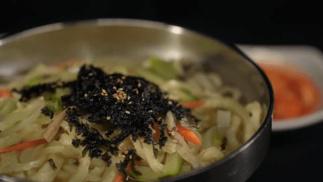 Kalguksu with vegetables in broth