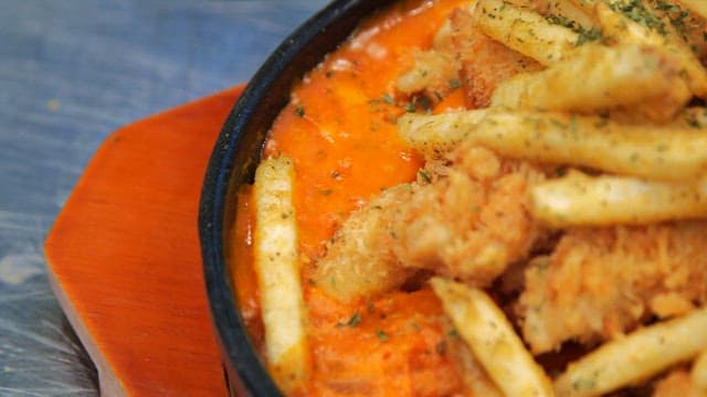 Crispy fries and fried boneless chicken in fusion cream sauce