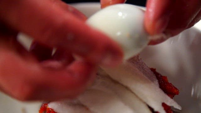 Putting boiled eggs in cold buckwheat noodles with raw pollack