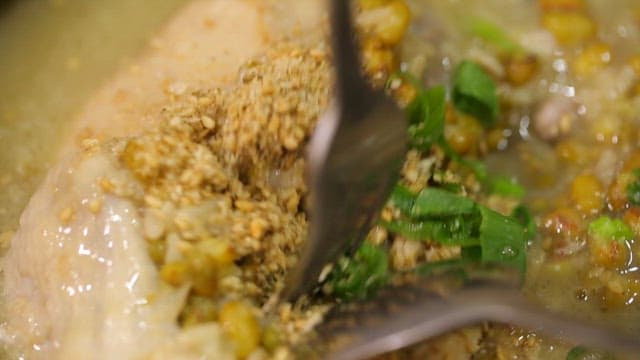 Thick ginseng chicken soup with mung beans